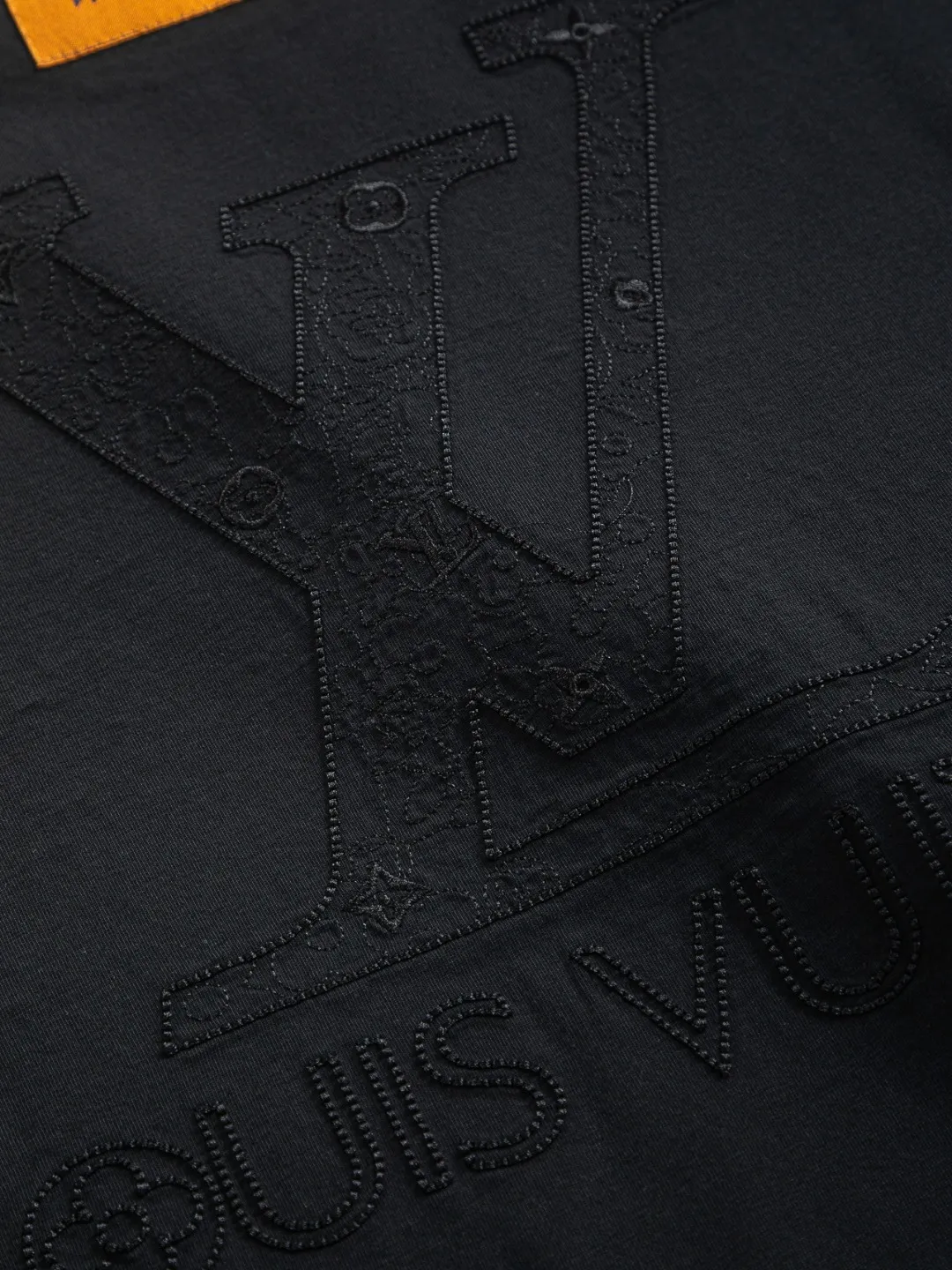 🅿️190 Louis Vuitton 1V LV slightly wide version S-XL 26SS LV new product counter catwalk style three-dimensional plain letter embroidery on the chest🪡logo large logo embroidery on the back🪡logo short-sleeved T-shirt, the same style for men and women! Short-sleeves are not the same as the general public, but must be unique and eye-catching. This LV short-sleeves is all about quality, comfort, consistent style, fashion, including fabrics and cutting techniques, all of which have been made with great effort! 320 grams of washed pure cotton fabric, pure cotton is breathable, very refreshing and comfortable for daily wear. The rib knitting on the neckline is smooth and tight, and the neckline will not be skewed if you toss it at will. The loose version, you will find that it looks really good on the upper body. The overall is minimalist and neat, super versatile for daily use! Pair it casually with a pair of pants for a youthful look. A T-shirt will make your outfit crazy. It is a fashionable item that can never go wrong! Color: Black White Rose Size: S-XL Size chart: S: Shoulder width 50-Bust 56-Length 70 M: Shoulder width 52-Bust 57-Length 72 L: Shoulder width 54-Bust 59-Length 74 XL: Shoulder width 56-Bust 62-Length 76